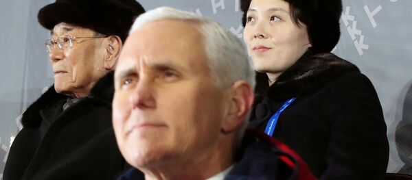 El vicepresidente de EEUU, Mike Pence, y la hermana del líder norcoreano, Kim Yo-jong - Sputnik Mundo