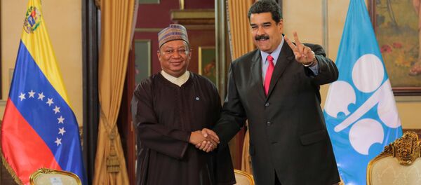 El secretario general del OPEP, Mohammed Barkindo, y el presidente de Venezuela, Nicolás Maduro - Sputnik Mundo