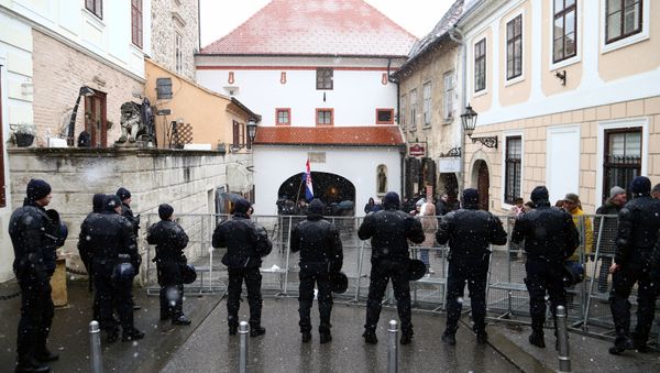 La policía croata vigila la seguridad de Zagreb durante la visita del presidente de Serbia, Aleksandar Vucic La policía croata vigila la seguridad de Zagreb durante la visita del presidente de Serbia, Aleksandar Vucic - Sputnik Mundo