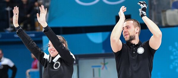Anastasía Brizgálova y Alexandr Krushelitski logran el bronce en curling - Sputnik Mundo