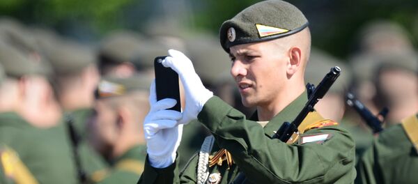 Un soldado ruso con un teléfono móvil (imagen referencial) - Sputnik Mundo