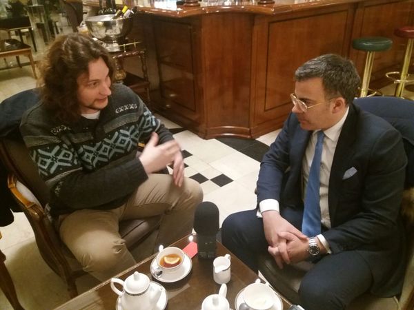 Víctor Ternovsky (i) entrevista a Pedro Mouriño (d) - Sputnik Mundo