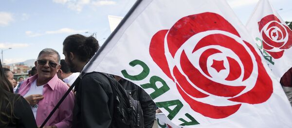 La bandera con un logo del FARC - Sputnik Mundo