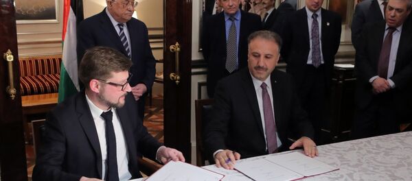 Director adjunto de Sputnik Serguéi Kochetkov, presidente de la Autoridad Nacional Palestina Mahmud Abás y director general y supervisor de los organismos oficiales de Palestina, el ministro Ahmad Assaf - Sputnik Mundo