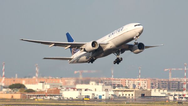 Un Boeing 777 de United Airlines  - Sputnik Mundo