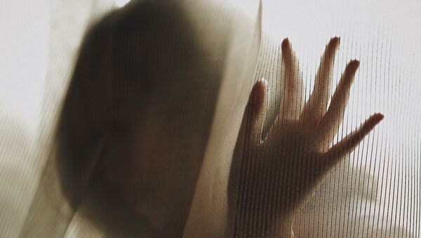 Una persona escondiéndose (imagen referencial) Una persona escondiéndose (imagen referencial) - Sputnik Mundo