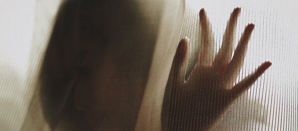 Una persona escondiéndose (imagen referencial) - Sputnik Mundo