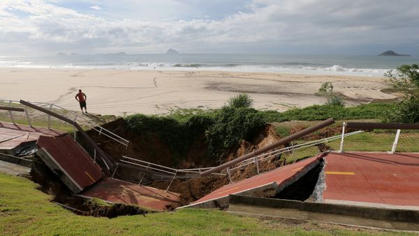 El carril bici destruído junto a la playa de Sao Conrado tras lluvias en Río de Janeiro El carril bici destruído junto a la playa de Sao Conrado tras lluvias en Río de Janeiro - Sputnik Mundo