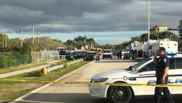 Policía en el lugar del ataque a una escuela secundaria del estado de Florida, EEUU - Sputnik Mundo