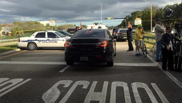 Policía en el lugar del ataque a una escuela secundaria del estado de Florida, EEUU