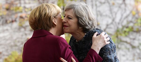La canciller de Alemania, Angela Merkel, y la primera ministra del Reino Unido, Theresa May - Sputnik Mundo