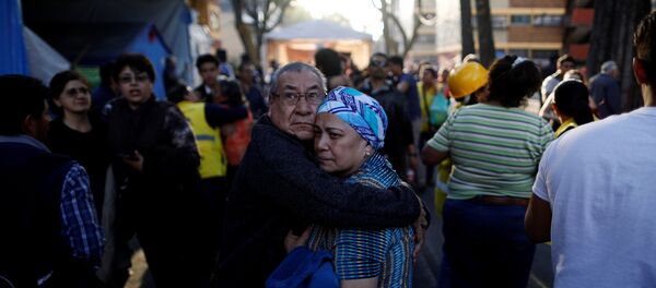 La gente sale a las calles tras el terremoto en México - Sputnik Mundo
