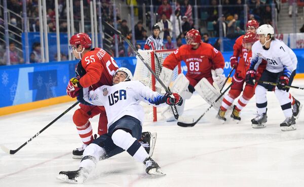 La selección rusa de hockey sobre el hielo durante el partido con EEUU - Sputnik Mundo