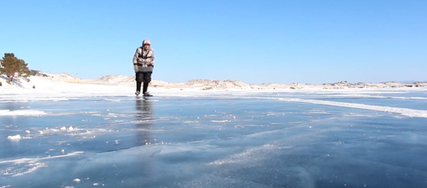 Una maestra de patinaje de 76 años se desliza por el lago Baikal - Sputnik Mundo