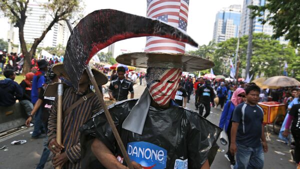 Un hombre disfrazado de capitalismo - Sputnik Mundo