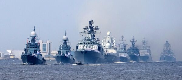 La fragata Almirante Gorshkov (centro) - Sputnik Mundo