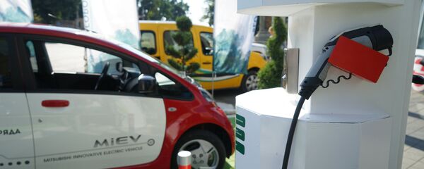 Un puesto de recarga rápida de los vehículos eléctricos en Krasnodar, Rusia (julio de 2017) Un puesto de recarga rápida de los vehículos eléctricos en Krasnodar, Rusia (julio de 2017) - Sputnik Mundo