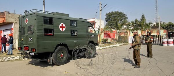 Ambulancia llega a un campamento militar indio en el estado de Jammu y Cachemira Ambulancia llega a un campamento militar indio en el estado de Jammu y Cachemira - Sputnik Mundo