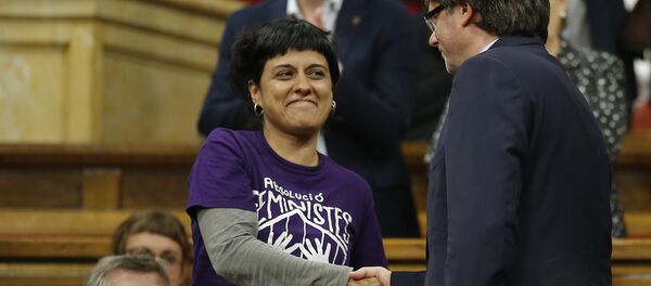 La exdiputada catalana Anna Gabriel y el presidente del gobierno catalán cesado, Carles Puigdemont La exdiputada catalana Anna Gabriel y el presidente del gobierno catalán cesado, Carles Puigdemont - Sputnik Mundo