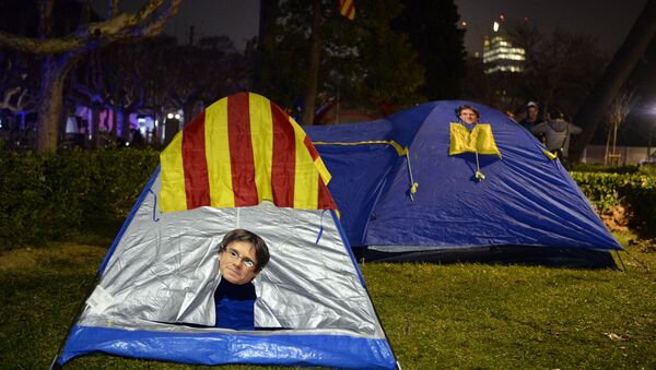 Una tienda de campaña con la máscara de Carles Puigdemont - Sputnik Mundo