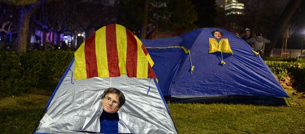 Una tienda de campaña con la máscara de Carles Puigdemont - Sputnik Mundo