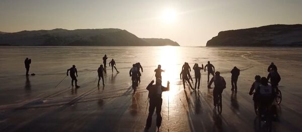 'Tormenta de hielo': una carrera extrema de patines y bicicletas sobre el congelado lago Baikal - Sputnik Mundo