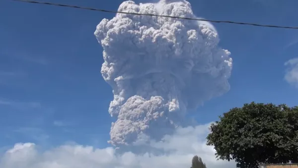 Alerta roja en Indonesia por la potente erupción del volcán Sinabung - Sputnik Mundo