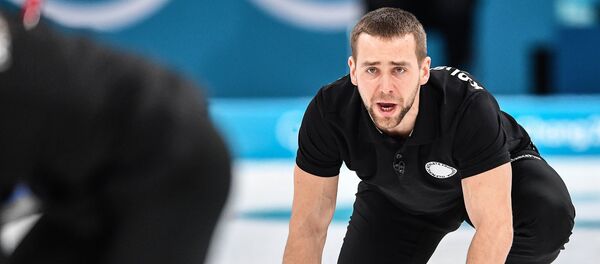 Alexandr Krushelnitski, deportista ruso durante el partido de Curling en JJOO 2018 en Pyeongchang - Sputnik Mundo