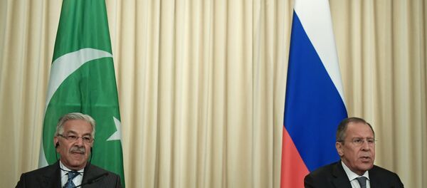 Canciller ruso, Serguéi Lavrov, con el ministro paquistaní de Exteriores, Khawaja Mohamed Asif - Sputnik Mundo