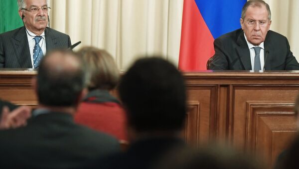 El ministro paquistaní de Exteriores, Khawaja Mohamed Asif, y su homólogo ruso, Serguéi Lavrov - Sputnik Mundo