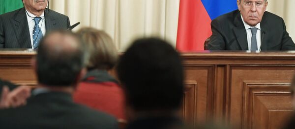 El ministro paquistaní de Exteriores, Khawaja Mohamed Asif, y su homólogo ruso, Serguéi Lavrov - Sputnik Mundo