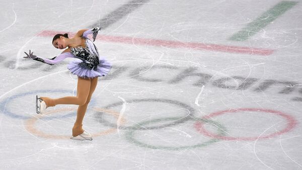 La patinadora rusa Alina Zaguítova durante su programa corto en el patinaje artístico en Pyeongchang el 21 de febrero - Sputnik Mundo