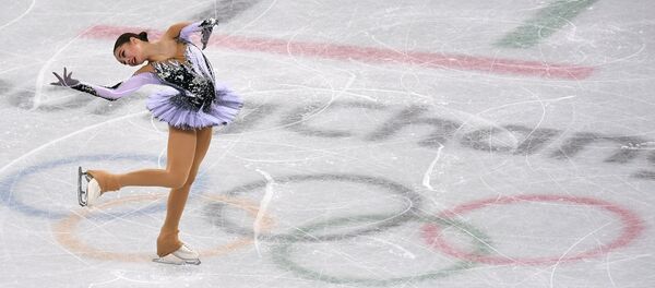 La patinadora rusa Alina Zaguítova durante su programa corto en el patinaje artístico en Pyeongchang el 21 de febrero - Sputnik Mundo