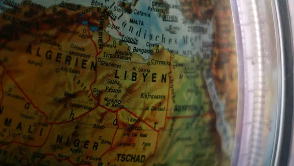 Un mapa de Libia en un globo (imagen referencial) - Sputnik Mundo