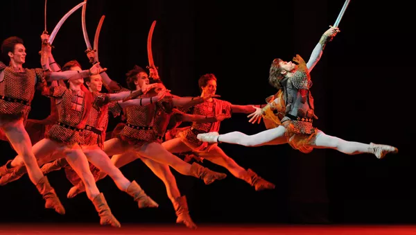 Artiom Ovcharenko, el primer bailarín del teatro Bolshói, en una de las escenas del ballet 'Iván el Terrible' Artiom Ovcharenko, el primer bailarín del teatro Bolshói, en una de las escenas del ballet 'Iván el Terrible'