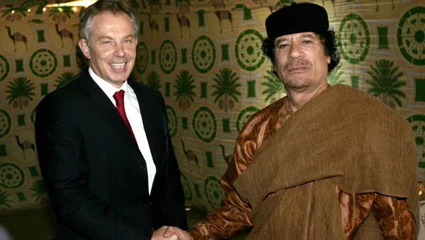 El ex primer ministro británico, Tony Blair, y el exlíder sirio, Muamar Gadafi, en 2007