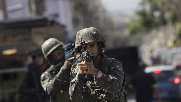 Un soldado brasileño en Río de Janeiro (archivo) - Sputnik Mundo