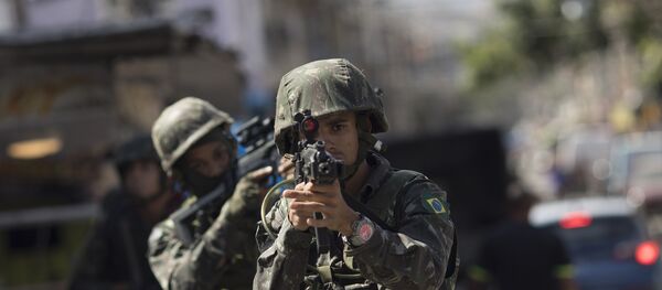 Un soldado brasileño en Río de Janeiro (archivo) Un soldado brasileño en Río de Janeiro (archivo) - Sputnik Mundo