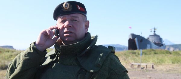 Un mayor general del Ejército ruso hablando por teléfono durante unos ejercicios - Sputnik Mundo