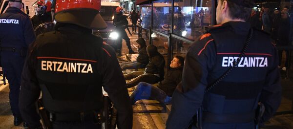 Agentes de la policía vasco durante los enfrentamientos entre seguidores del Spartak de Moscú y Athletic - Sputnik Mundo