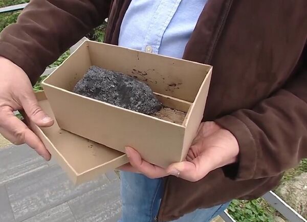 Una roca contaminada recogida en la bahía de Praia - Sputnik Mundo