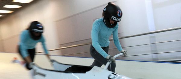 La deportista rusa de bobsleigh Nadezhda Serguéieva (dcha) La deportista rusa de bobsleigh Nadezhda Serguéieva (dcha) - Sputnik Mundo