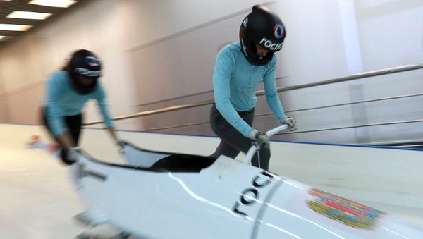 La deportista rusa de bobsleigh Nadezhda Serguéieva (dcha) La deportista rusa de bobsleigh Nadezhda Serguéieva (dcha) - Sputnik Mundo