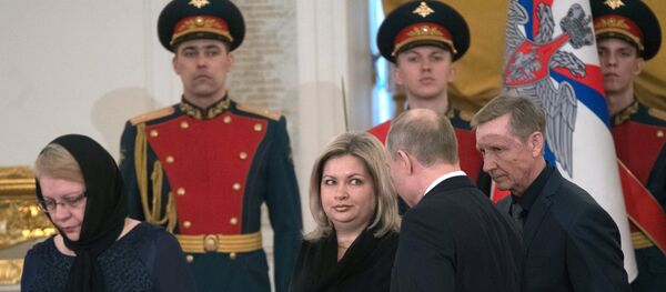 Putin otorga la Estrella Dorada a los parientes del piloto ruso fallecido en Siria, Román Filípov Putin otorga la Estrella Dorada a los parientes del piloto ruso fallecido en Siria, Román Filípov - Sputnik Mundo