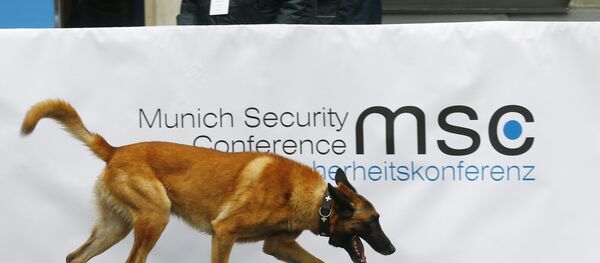El perro policiaco cerca del logo de la Conferencia de Seguridad de Múnich El perro policiaco cerca del logo de la Conferencia de Seguridad de Múnich - Sputnik Mundo