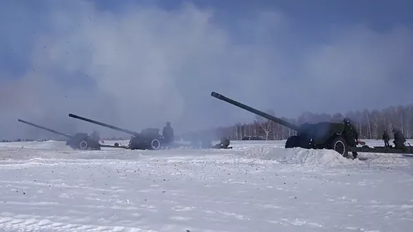 Así se prepararon fuegos artificiales para celebrar el Día del Defensor de la Patria - Sputnik Mundo