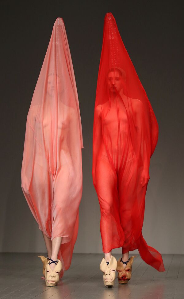 ¿Arte o delirio? Los modelos más deslumbrantes de la Semana de la Moda de Londres - Sputnik Mundo