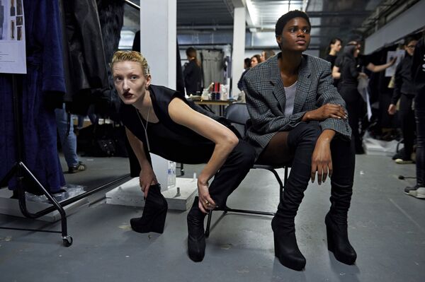 ¿Arte o delirio? Los modelos más deslumbrantes de la Semana de la Moda de Londres - Sputnik Mundo