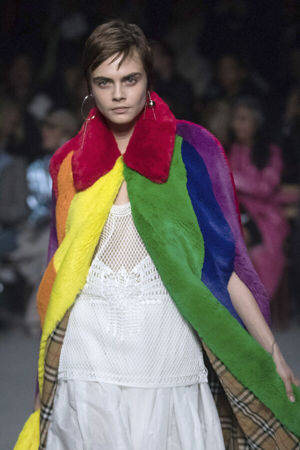 ¿Arte o delirio? Los modelos más deslumbrantes de la Semana de la Moda de Londres - Sputnik Mundo