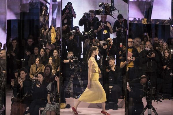 ¿Arte o delirio? Los modelos más deslumbrantes de la Semana de la Moda de Londres - Sputnik Mundo